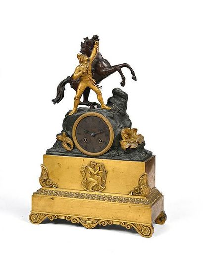 Pendule en bronze à triple patine: Cheval...