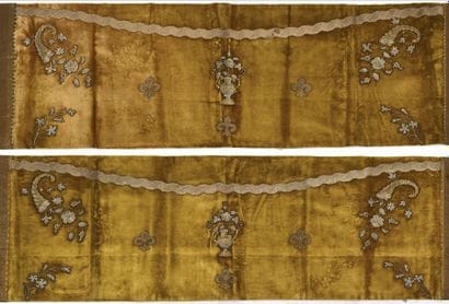 Lot: deux cantonnières sur panne de velours...
