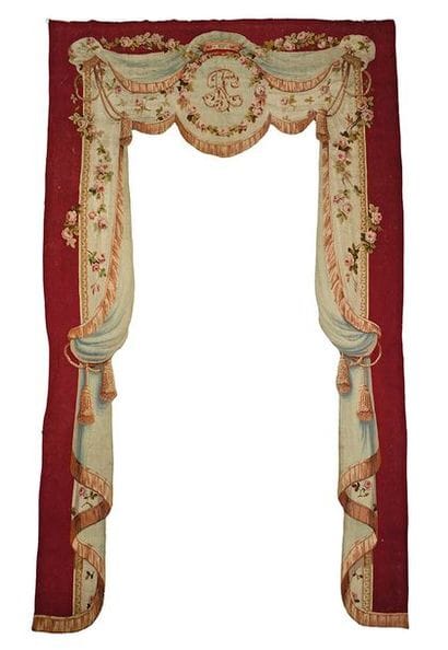 Paire de cantonnières à décor de draperies...
