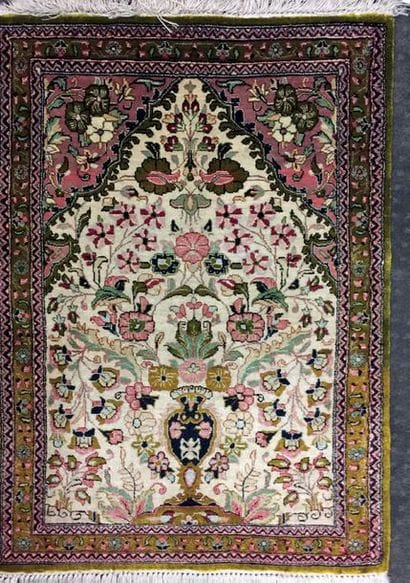 Deux tapis GHOUM en soie: l'un à décor d'une...