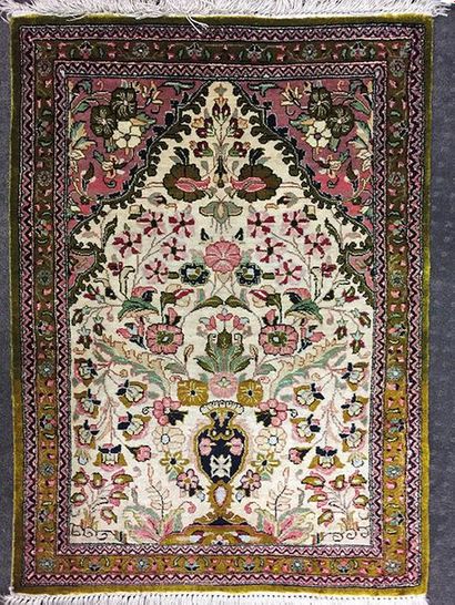 Deux tapis GHOUM en soie: l'un à décor d'une...