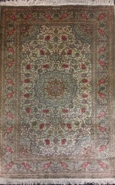 Deux tapis GHOUM en soie: l'un à décor d'une...