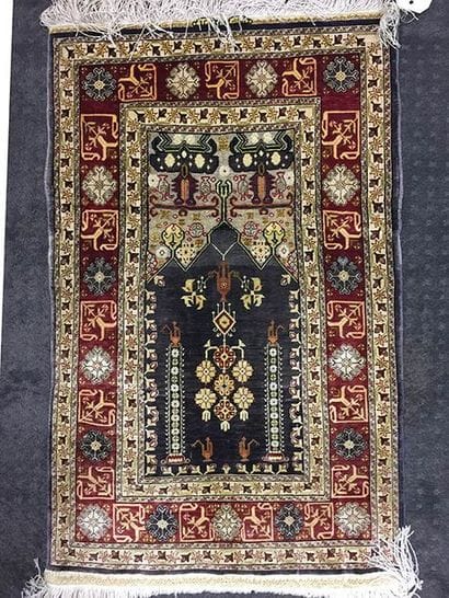 Tapis HEREKE en soie et fils métalliques...