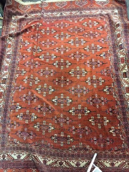 Tapis BOUKKHARA en laine à fond rouge brique...