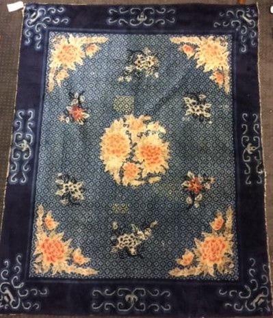 Tapis CHINE en laine à fond bleu nuit à décor...