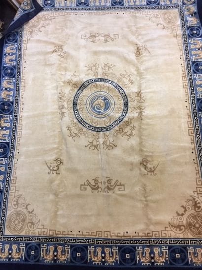 Grand tapis CHINE en laine à fond beige,...