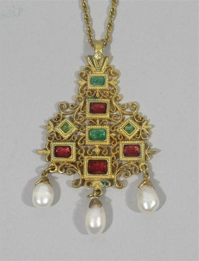 Collier formé d'une chaîne maille torsadée...