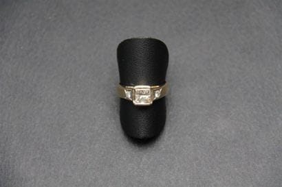 Bague en or jaune 18 K (750/oo) surmontée...