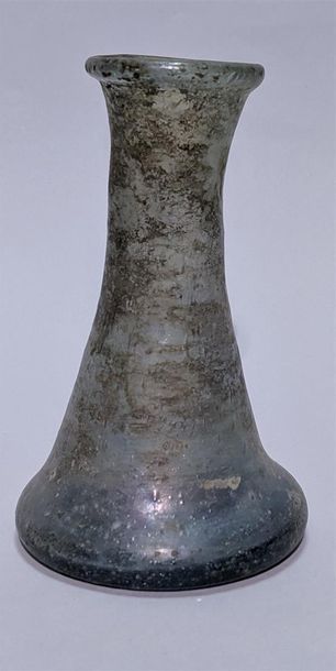 Vase en verre antique de couleur gris bleutée....
