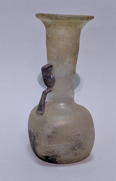 Pichet en verre antique de couleur blanche...