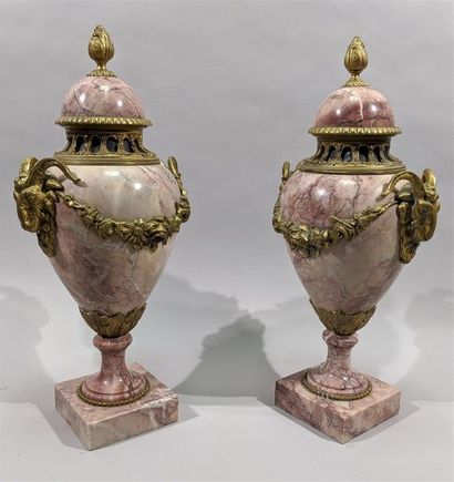 Paire de grandes CASSOLETTES couvertes en...