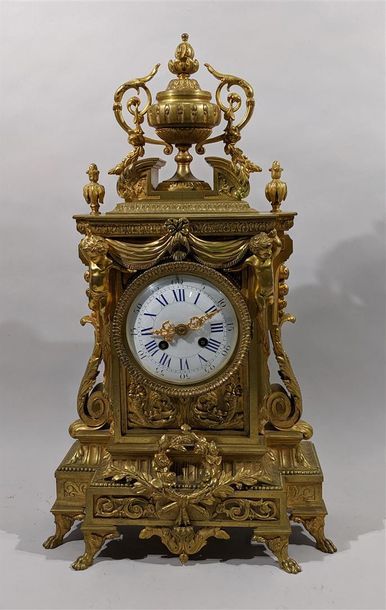 Pendule portique en bronze ciselé et doré...