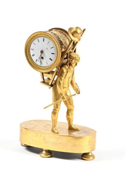 Petite pendule en bronze ciselé doré et laiton...