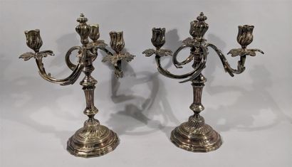 Paire de flambeaux Rocaille en bronze argenté...