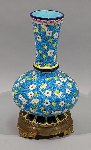 LONGWY - Vase à bord évasé en faïence à décor...