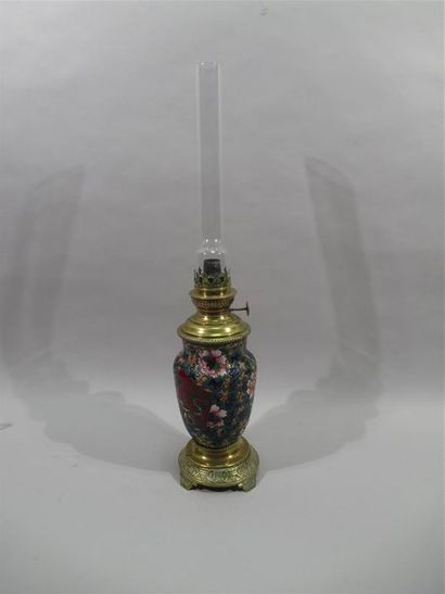 LONGWY - Lampe à pétrole en faïence à décor...