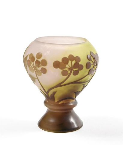 Emile GALLE (1846-1904) - Vase bulbe en verre...