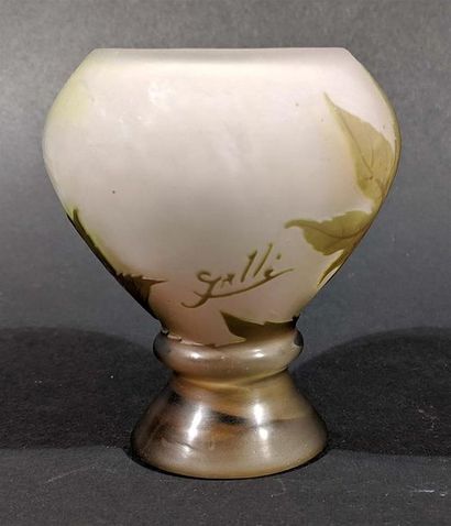 Emile GALLE (1846-1904) - Vase bulbe en verre...