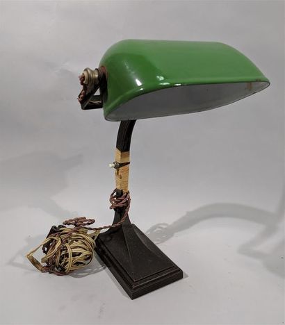 Lampe de bureau, l'abat-jour en tôle laquée...