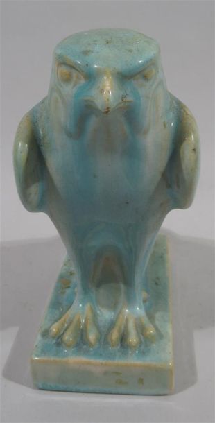 Faucon en terre cuite vernissé bleu à décor...