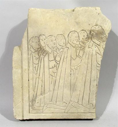 Fragment de bas-relief en pierre calcaire...