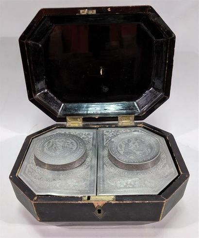 Deux boîtes à thé en étain dans leur coffret...
