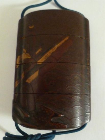 INRO à 3 cases en laque brun décoré en laque...