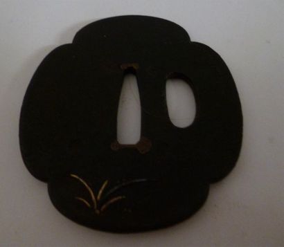 Tsuba Mokko gata en fer à décor incrusté...