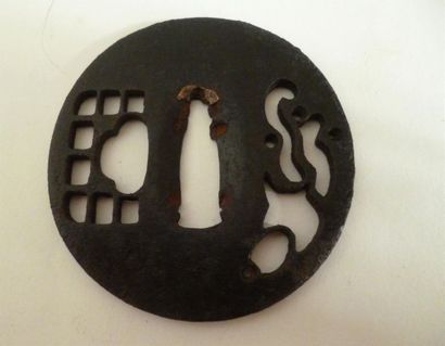 Tsuba Maru gata en fer à décor ajouré en...