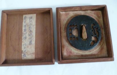 Tsuba Maru gata en fer à décor ajouré en...