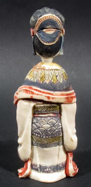 Tabatière en ivoire polychrome à décor d'une...