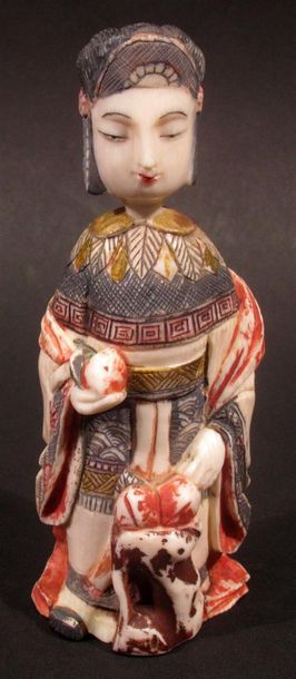 Tabatière en ivoire polychrome à décor d'une...