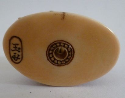 Beau netsuke en ivoire bien rond et sculpté...