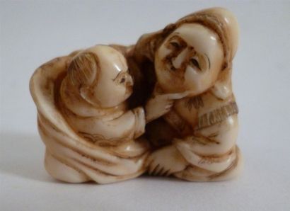 Original netsuke finement sculpté d'un père...