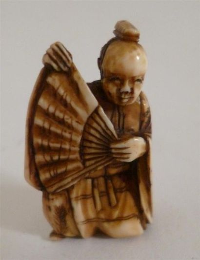 Netsuke en ivoire finement sculpté d'un danseur...