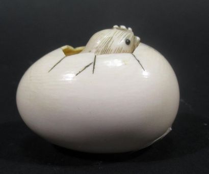 Netsuké en ivoire sculpté à décor d'un poussin...