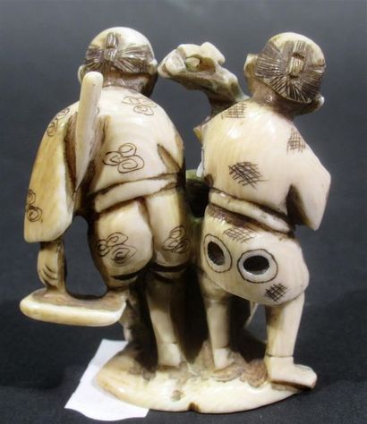 Netsuké en ivoire sculpté à décor de trois...