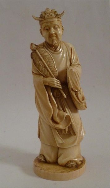 Okimono en ivoire finement sculpté et bien...