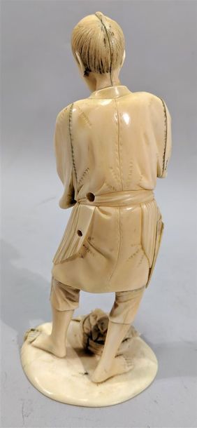 Okimono en ivoire bien sculpté d'un pêcheur...
