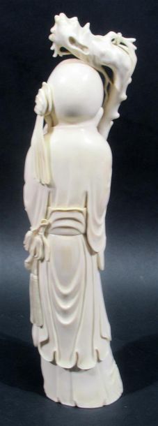 Okimono en ivoire sculpté à décor d'un sage...