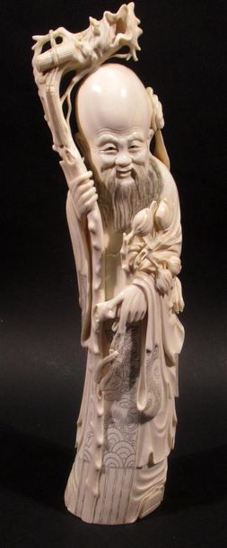 Okimono en ivoire sculpté à décor d'un sage...