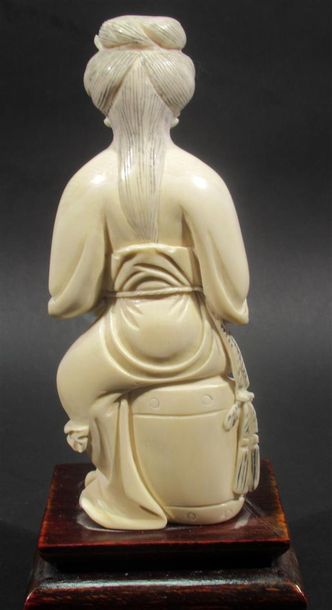 Okimono en ivoire sculpté figurant une femme...