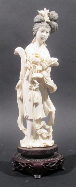 Okimono en ivoire sculpté à décor d'une femme...