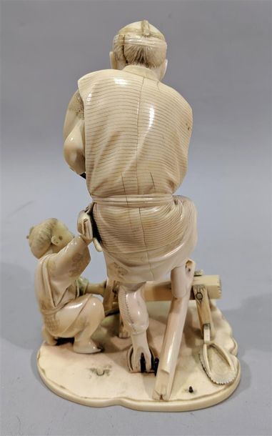 Beau groupe en ivoire bien sculpté d'un artisan...