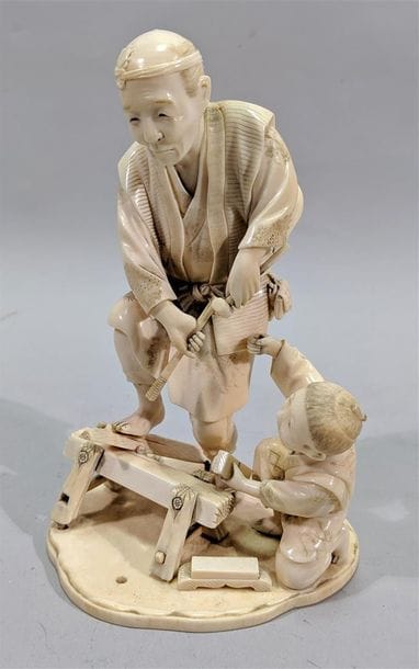 Beau groupe en ivoire bien sculpté d'un artisan...