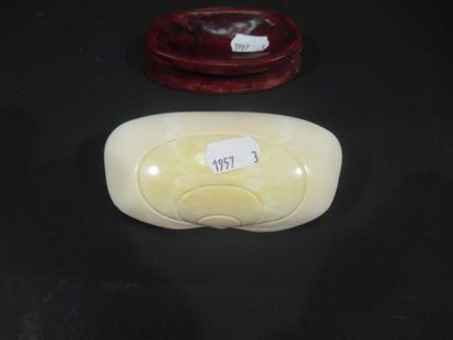 Sujet en ivoire sculpté figurant une coquille...