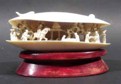 Sujet en ivoire sculpté figurant une coquille...