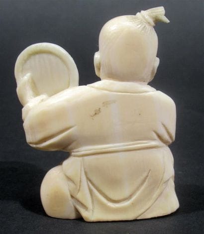 Sujet en ivoire sculpté figurant un jeune...