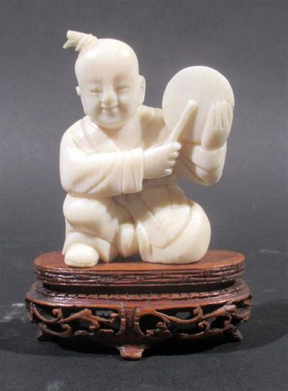 Sujet en ivoire sculpté figurant un jeune...