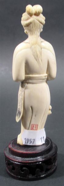 Sujet en ivoire sculpté figurant une femme...